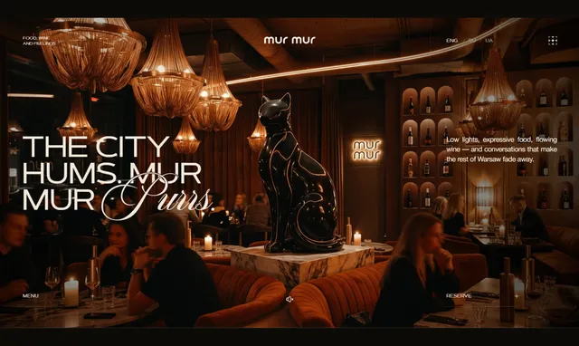 Перший екран лендингу MUR MUR: «The city hums, Mur Mur purrs» і статуя кота в залі