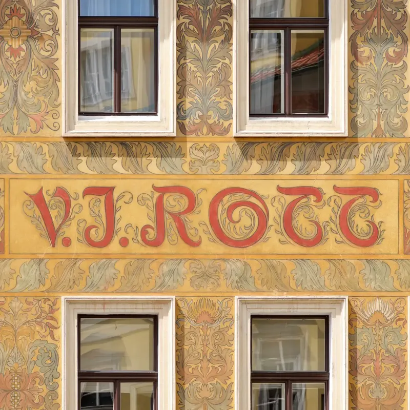 Розписаний фасад будинку V.J. Rott у Празі з дерев’яними вікнами